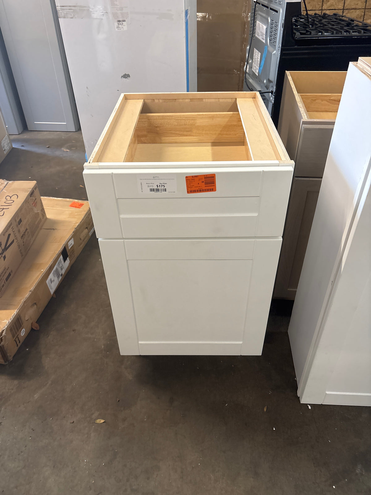 Arlington Vesper White Plywood Shaker Stock Assembled Base Kitchen Cabinet Soft Close 21 in. W x 24 in. D x 34.5 in. H