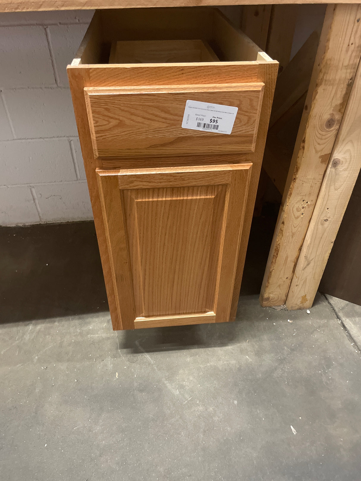 Hampton Assembled 15x34.5x24 in. Base Kitchen Cabinet with Ball-Bearing Drawer Glides in Medium Oak