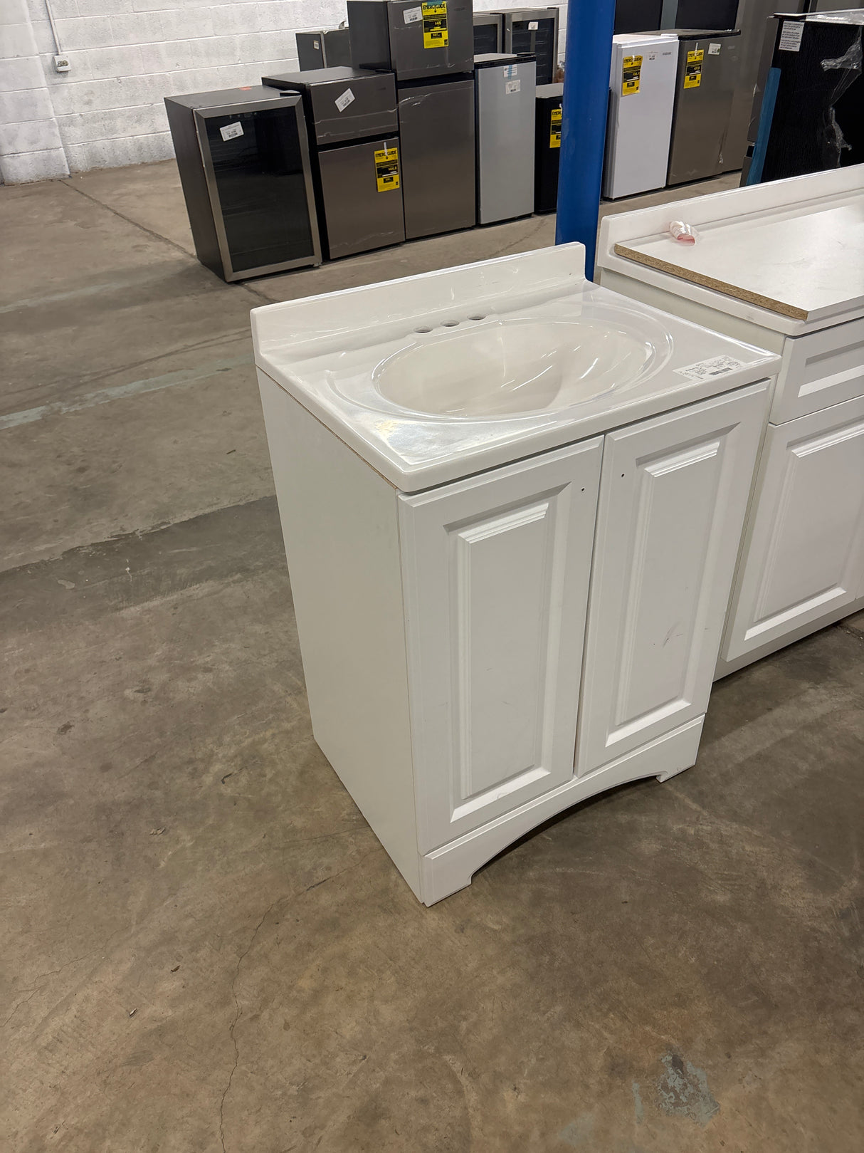 Everdean 25 in. W x 19 in. D x 34 in. H Single Sink Freestanding Bath Vanity in White with White Cultured Marble Top