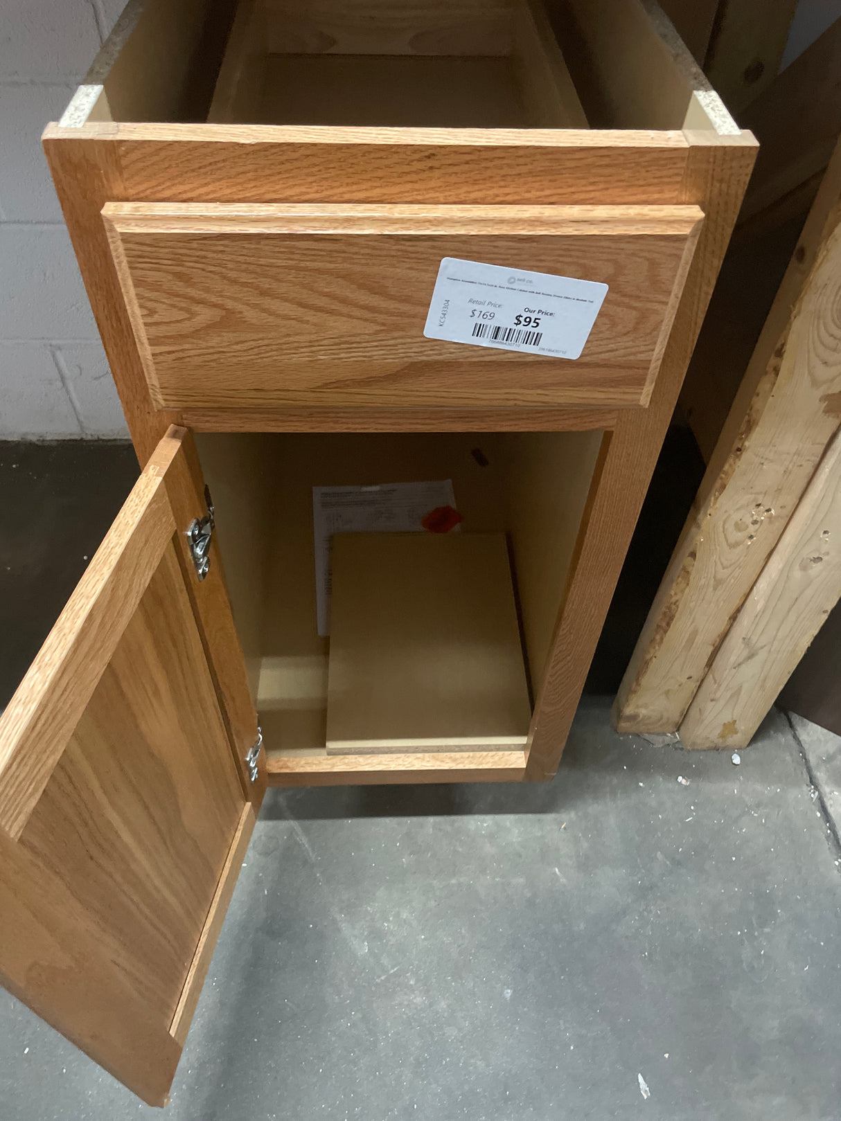 Hampton Assembled 15x34.5x24 in. Base Kitchen Cabinet with Ball-Bearing Drawer Glides in Medium Oak