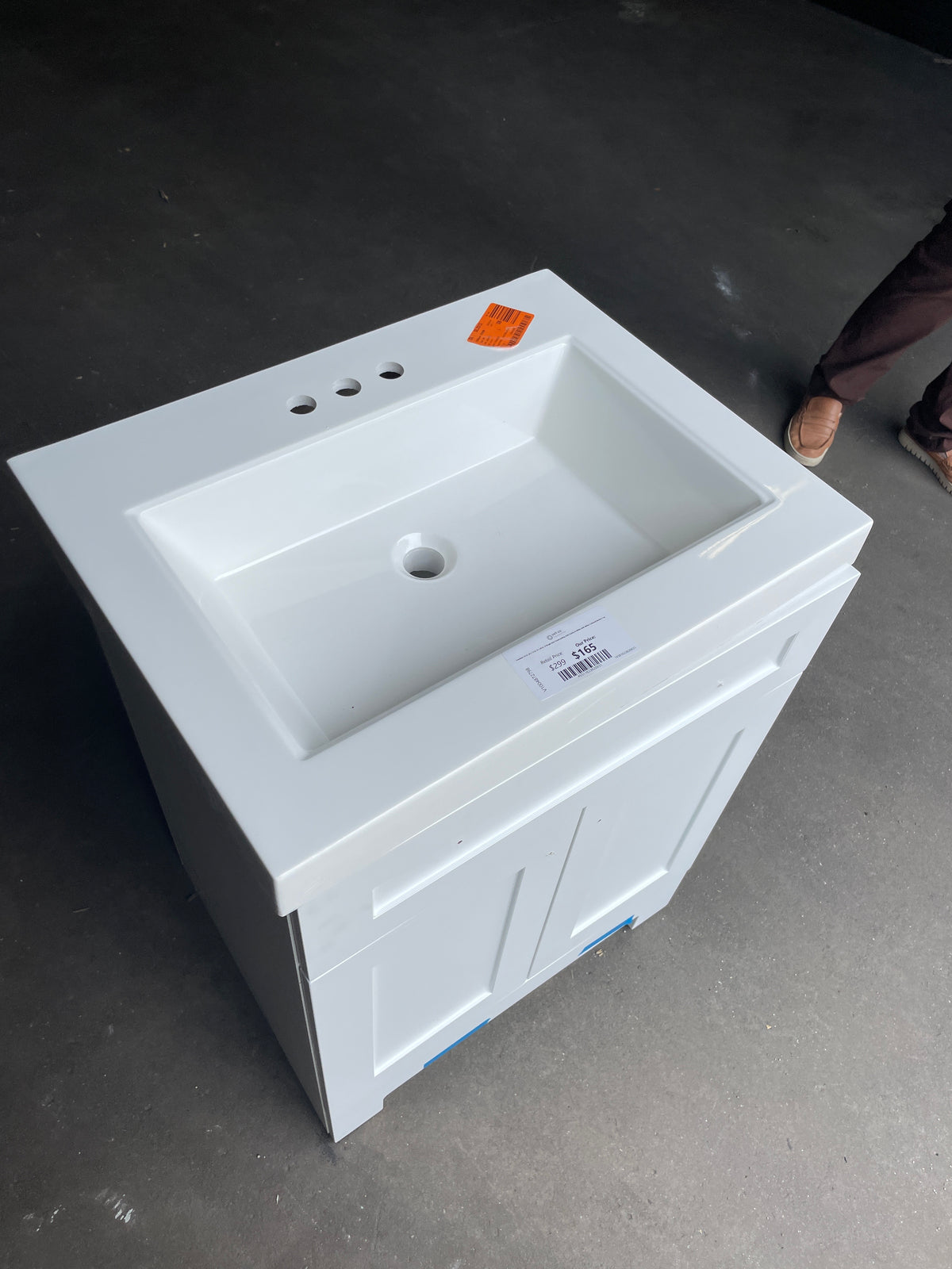 Everdean 25 in. W x 19 in. D x 34 in. H Single Sink Freestanding Bath Vanity in White with White Cultured Marble Top