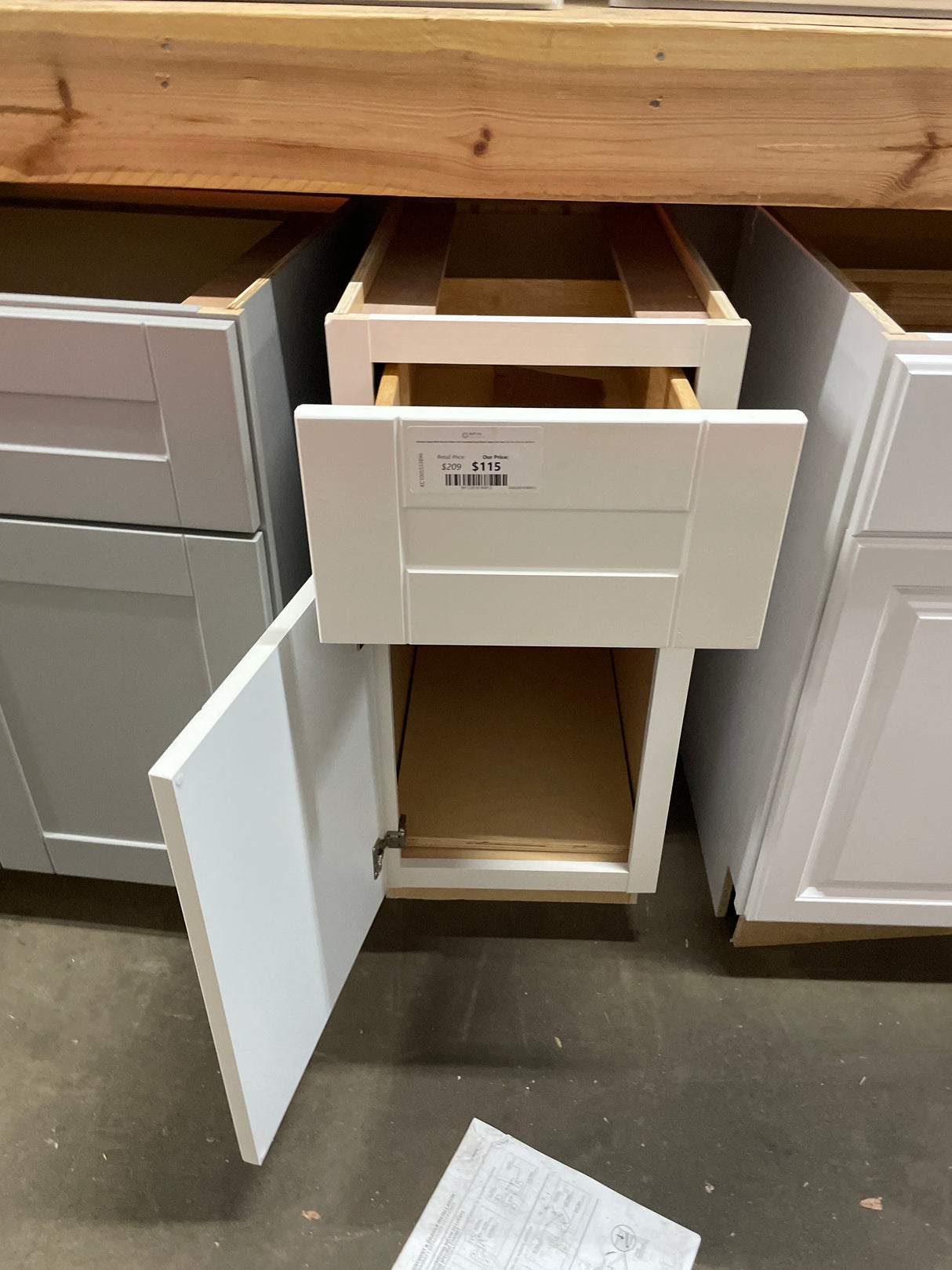 Arlington Vesper White Plywood Shaker Stock Assembled Base Kitchen Cabinet Soft Close 15 in. W x 24 in. D x 34.5 in. H