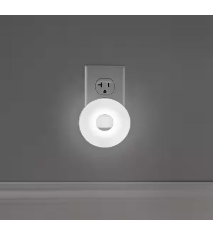RGBW Color Changing Plug-In LED White Night Light with Remote Control