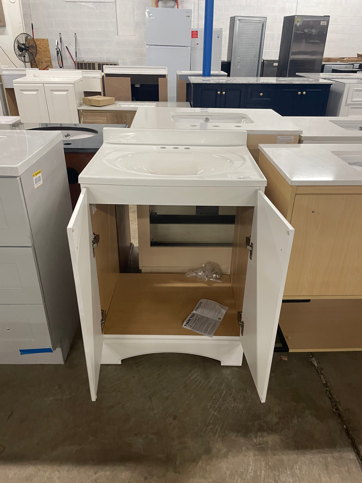 Everdean 25 in. W x 19 in. D x 34 in. H Single Sink Freestanding Bath Vanity in White with White Cultured Marble Top