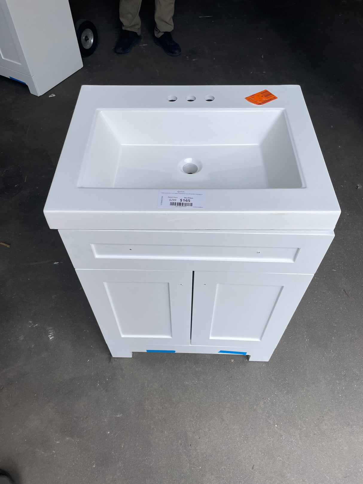 Everdean 25 in. W x 19 in. D x 34 in. H Single Sink Freestanding Bath Vanity in White with White Cultured Marble Top