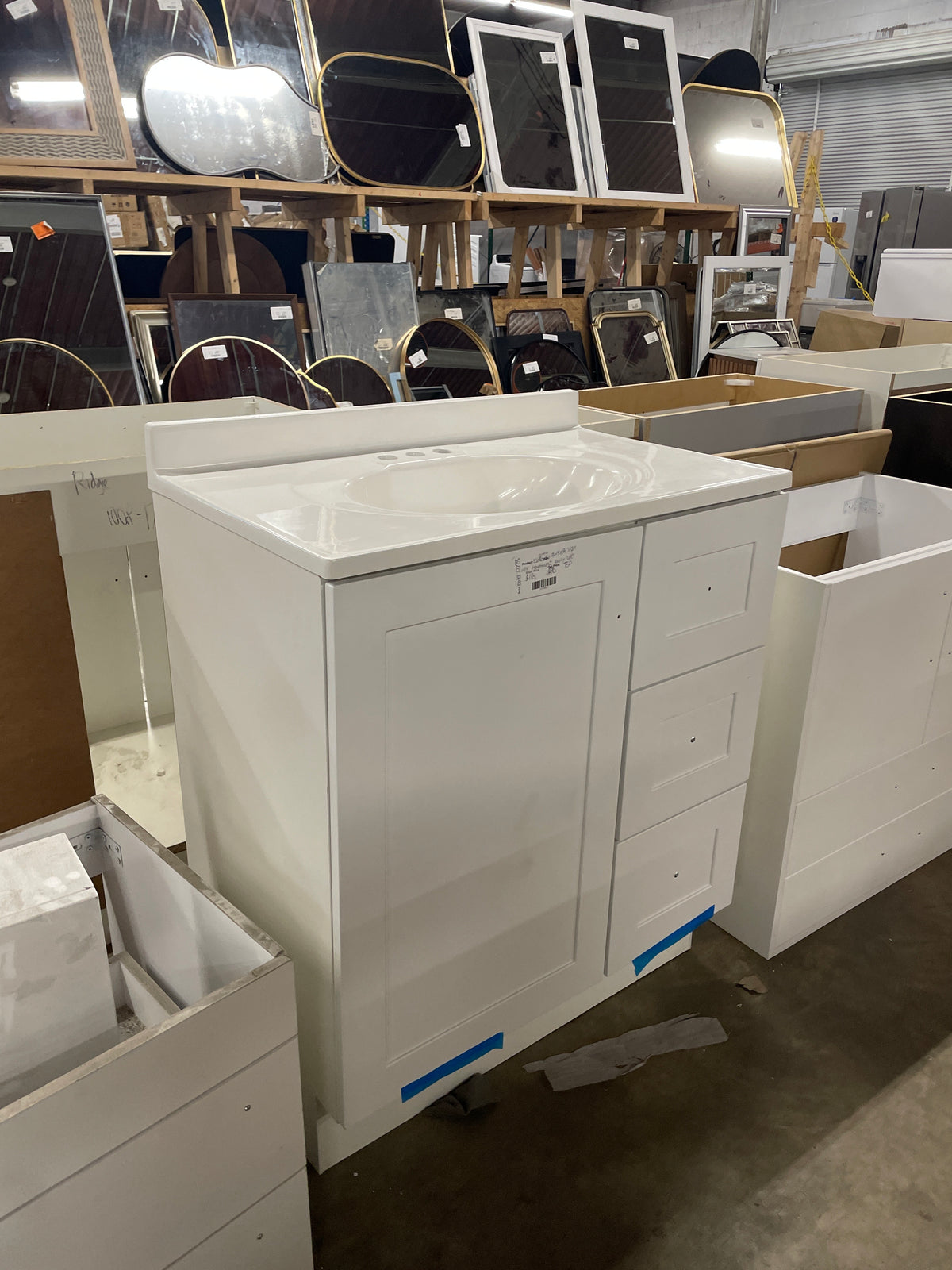 Everdean 31 in. W x 19 in. D x 34 in. H Single Sink Freestanding Bath Vanity in White with Ceramic top in White
