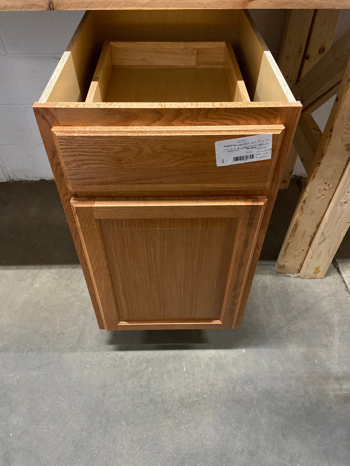 Hampton 18 in. W x 24 in. D x 34.5 in. H Assembled Base Kitchen Cabinet in Medium Oak with Drawer Glides