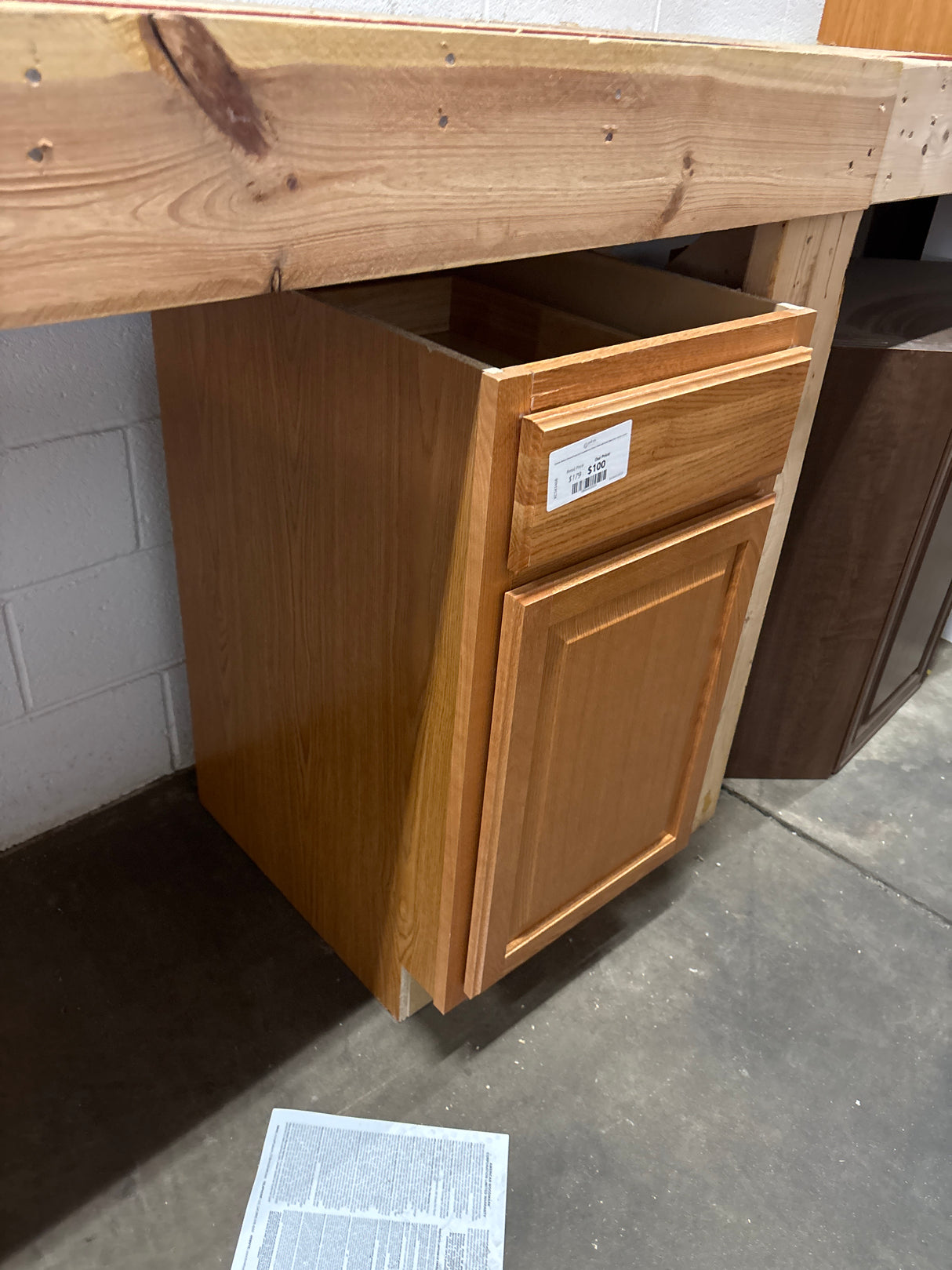 Hampton Medium Oak Raised Panel Stock Assembled Base Kitchen Cabinet with Drawer Glides (18 in. x 34.5 in. x 24 in.)