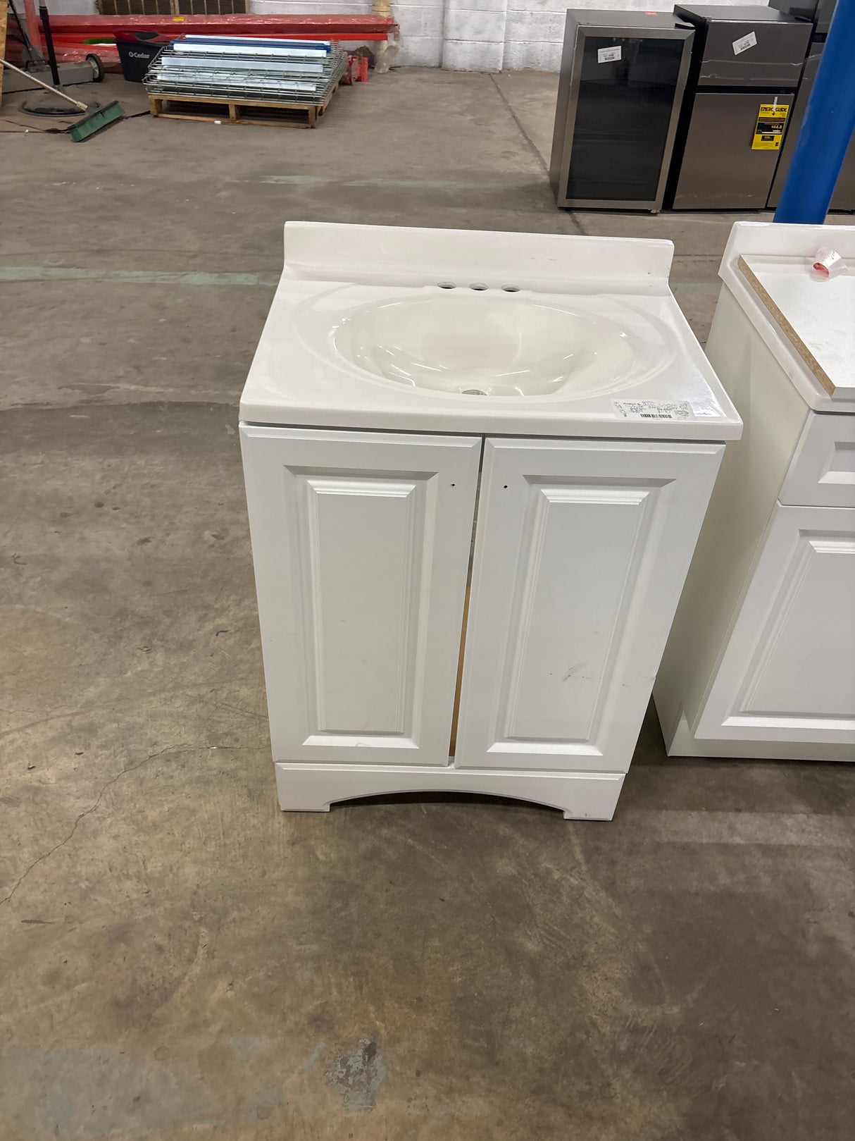 Everdean 25 in. W x 19 in. D x 34 in. H Single Sink Freestanding Bath Vanity in White with White Cultured Marble Top