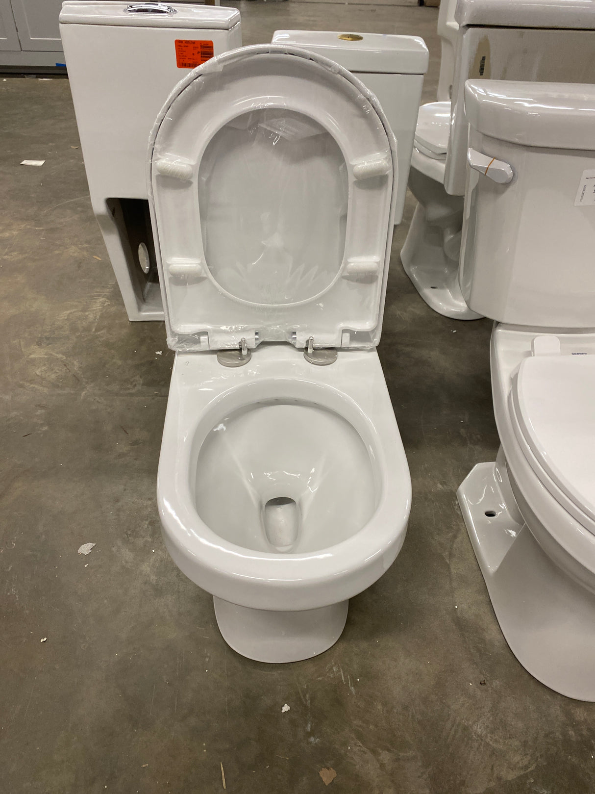 1-piece 0.8/1.28 GPF Dual Flush Round Toilet in White with Durable UF Seat Included