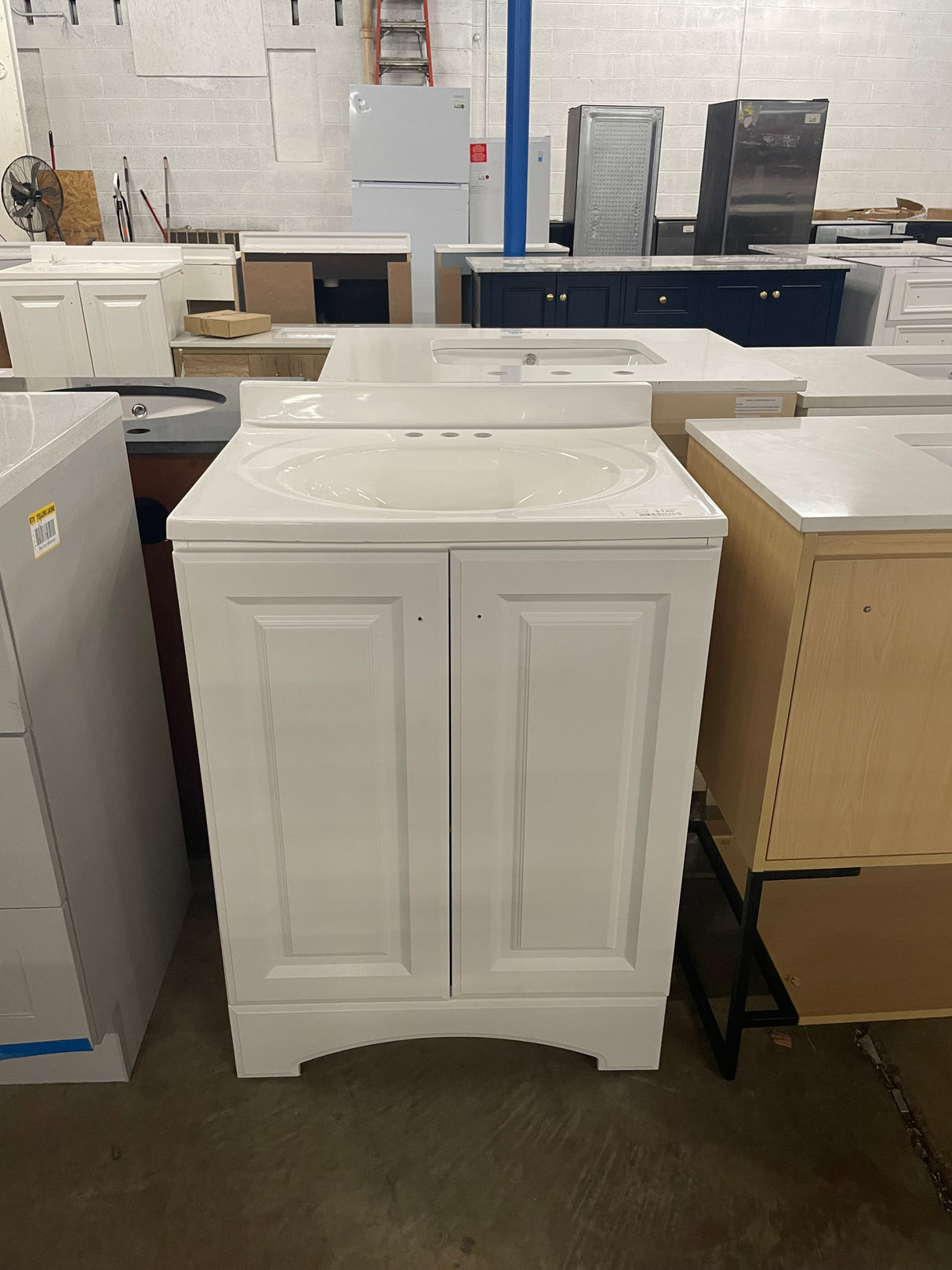 Everdean 25 in. W x 19 in. D x 34 in. H Single Sink Freestanding Bath Vanity in White with White Cultured Marble Top