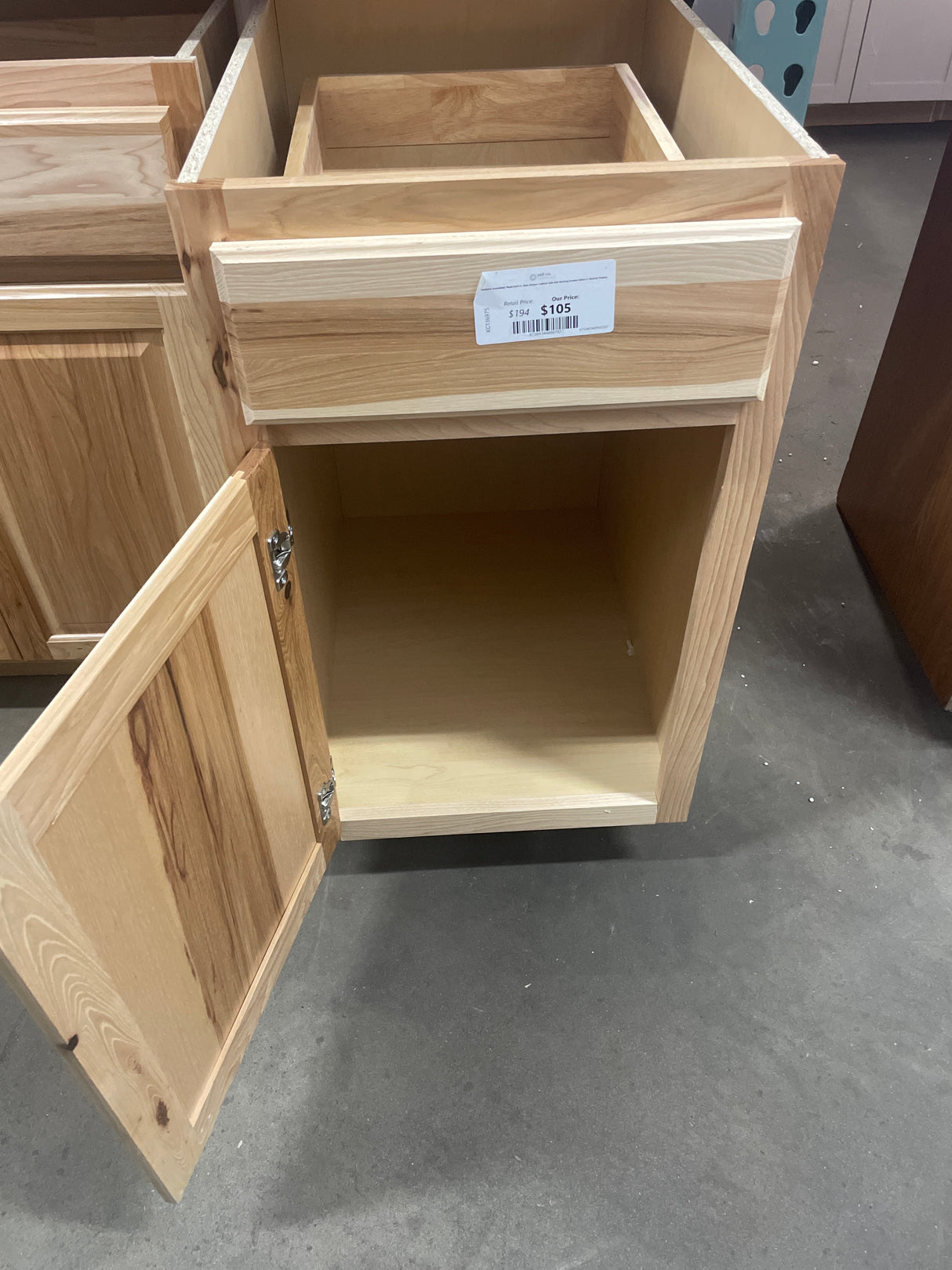 Hampton Assembled 18x34.5x24 in. Base Kitchen Cabinet with Ball-Bearing Drawer Glides in Natural Hickory