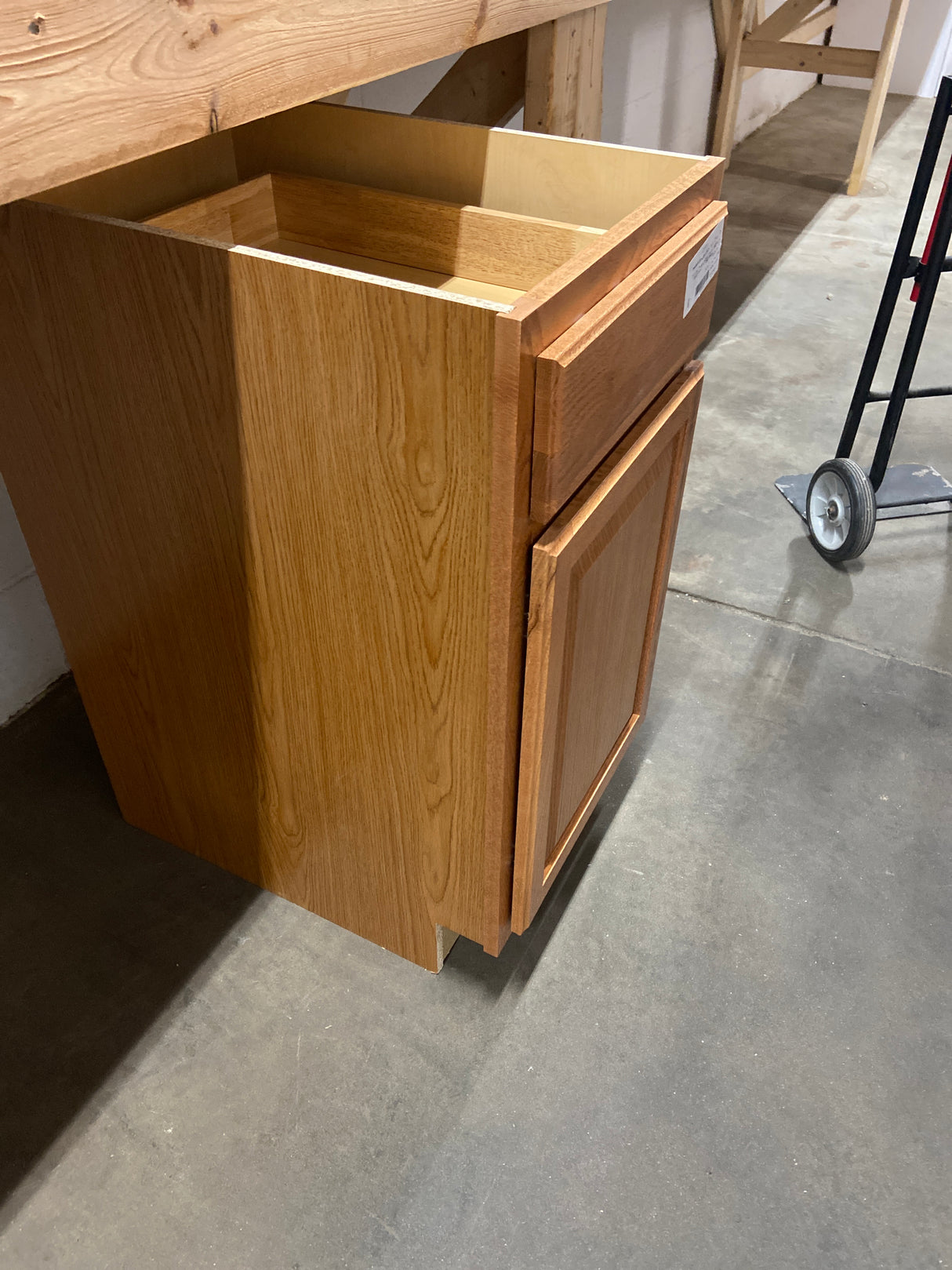 Hampton 18 in. W x 24 in. D x 34.5 in. H Assembled Base Kitchen Cabinet in Medium Oak with Drawer Glides