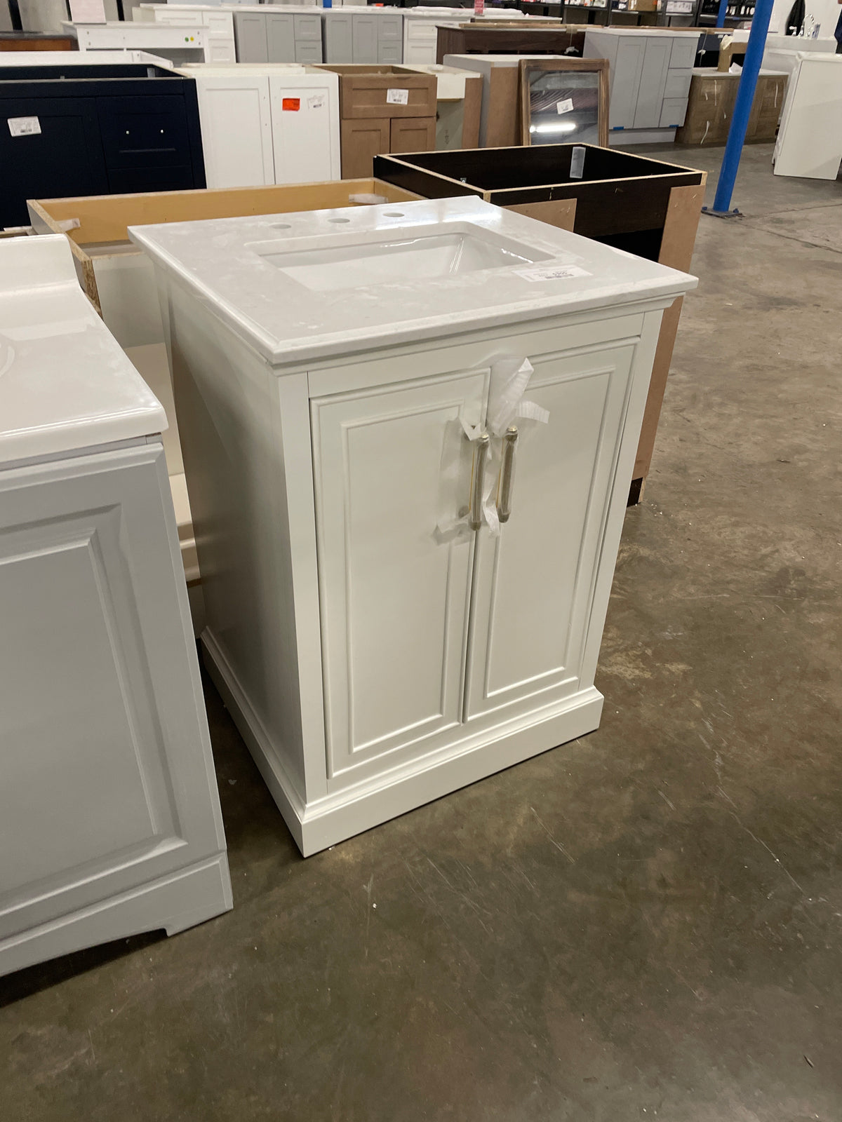 Ravenscroft 25 in. Single Sink Freestanding Bath Vanity in White Swan w/ Carrara White Engineered Stone Top (Assembled)