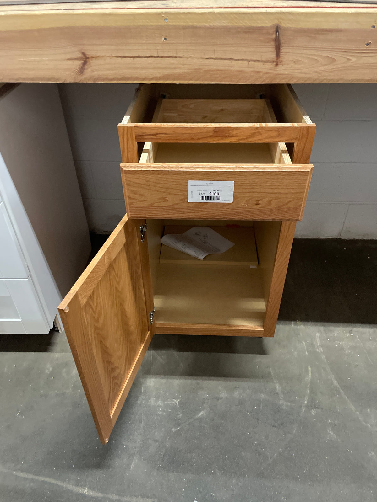 Hampton Medium Oak Raised Panel Stock Assembled Base Kitchen Cabinet with Drawer Glides (18 in. x 34.5 in. x 24 in.)