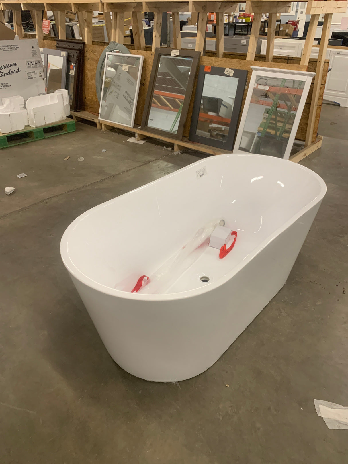 Bordeaux 59 in. x 29.5 in. Soaking Bathtub with Center Drain in White/Polished Chrome