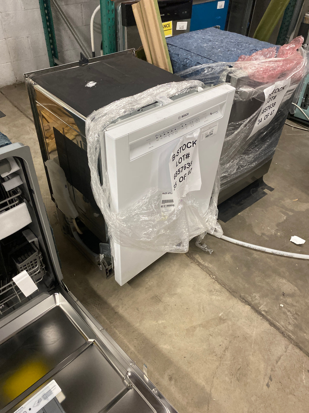 Bosch 300 Series Front Control Recessed Handle Dishwasher
