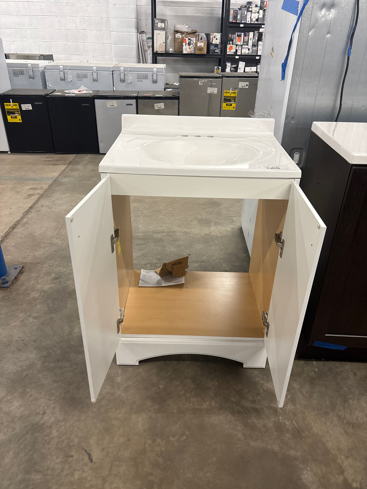 Everdean 25 in. W x 19 in. D x 34 in. H Single Sink Freestanding Bath Vanity in White with White Cultured Marble Top