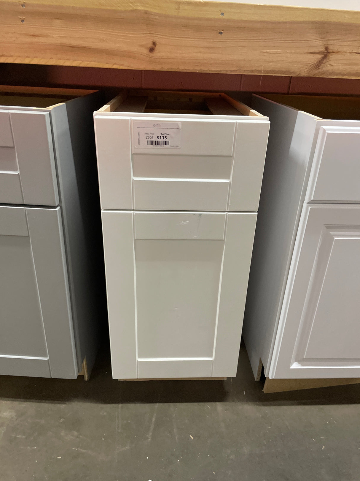 Arlington Vesper White Plywood Shaker Stock Assembled Base Kitchen Cabinet Soft Close 15 in. W x 24 in. D x 34.5 in. H
