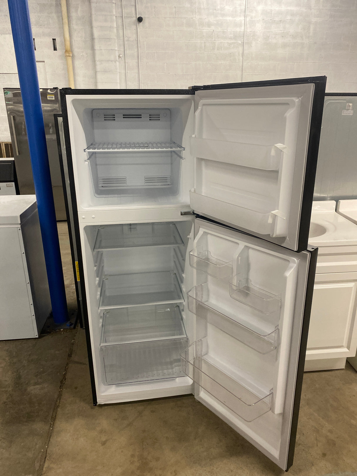 10.1 cu. ft. Top Freezer Refrigerator in Black