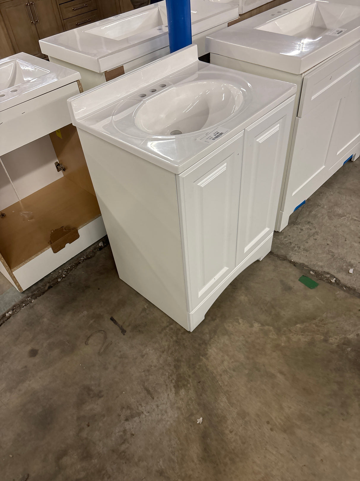 Everdean 25 in. W x 19 in. D x 34 in. H Single Sink Freestanding Bath Vanity in White with White Cultured Marble Top