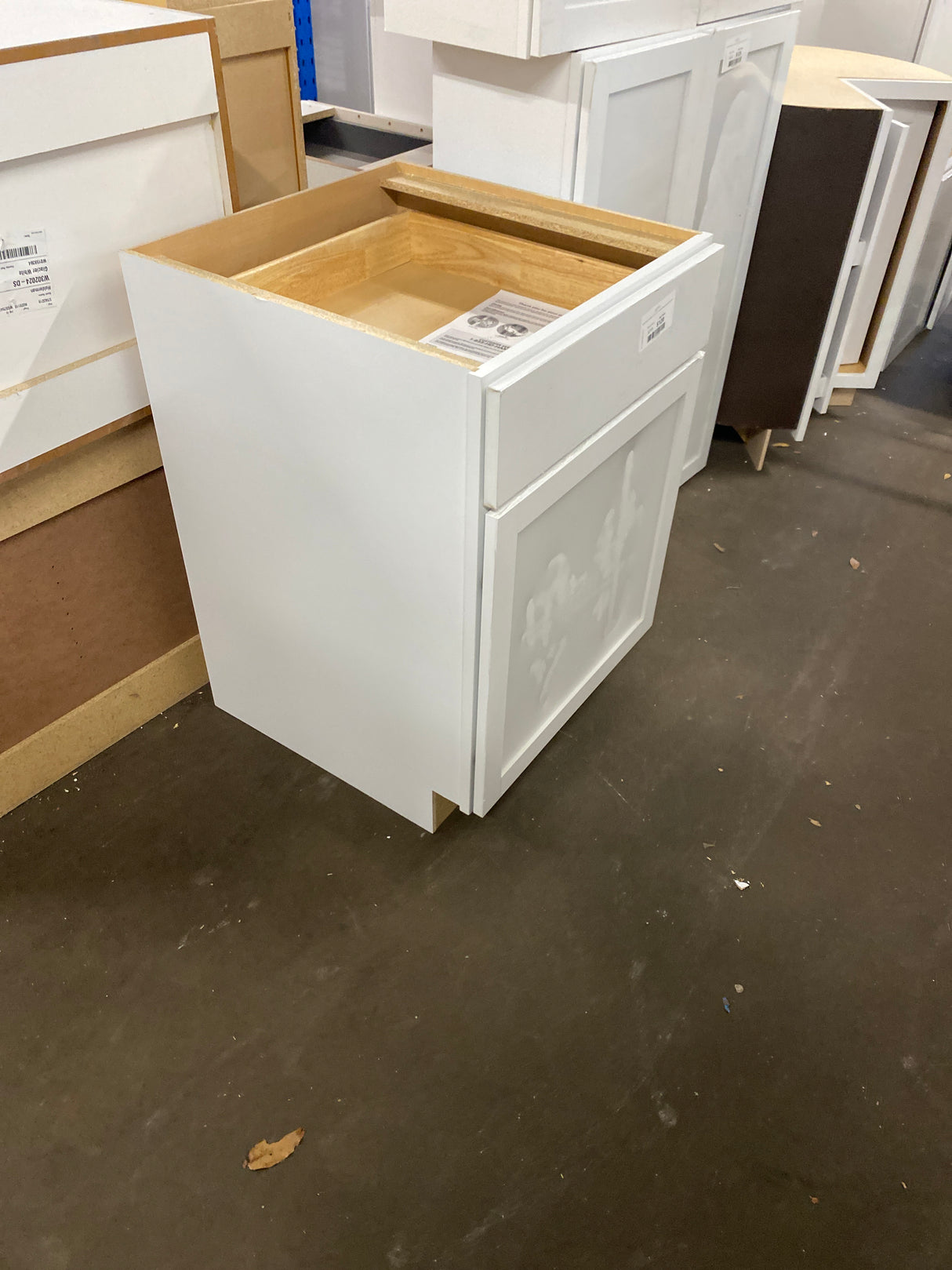 Courtland Shaker Assembled 24 in. x 34.5 in. x 24 in. Stock Base Kitchen Cabinet in Polar White Finish