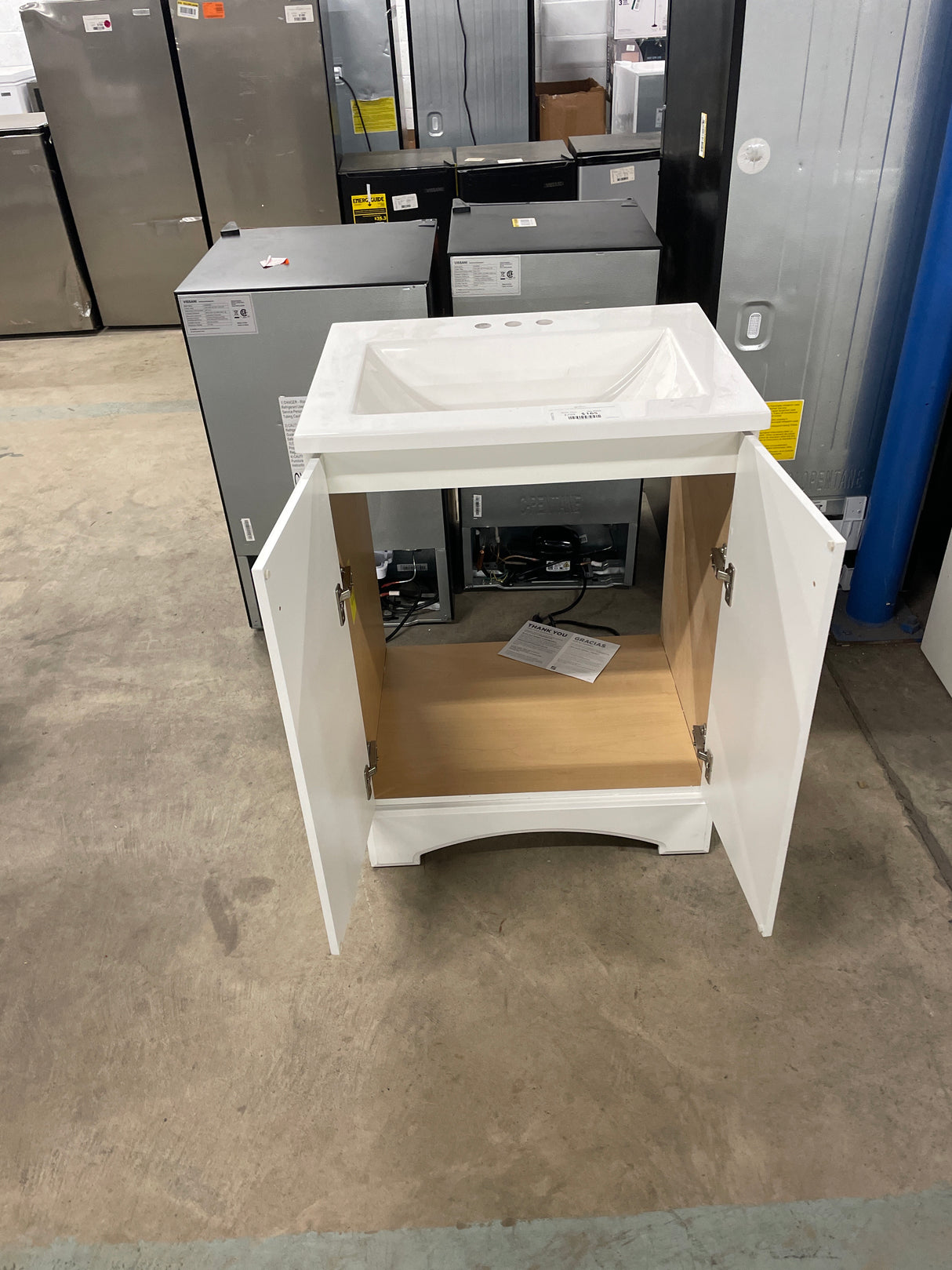 Everdean 25 in. W x 19 in. D x 34 in. H Single Sink Freestanding Bath Vanity in White with White Cultured Marble Top