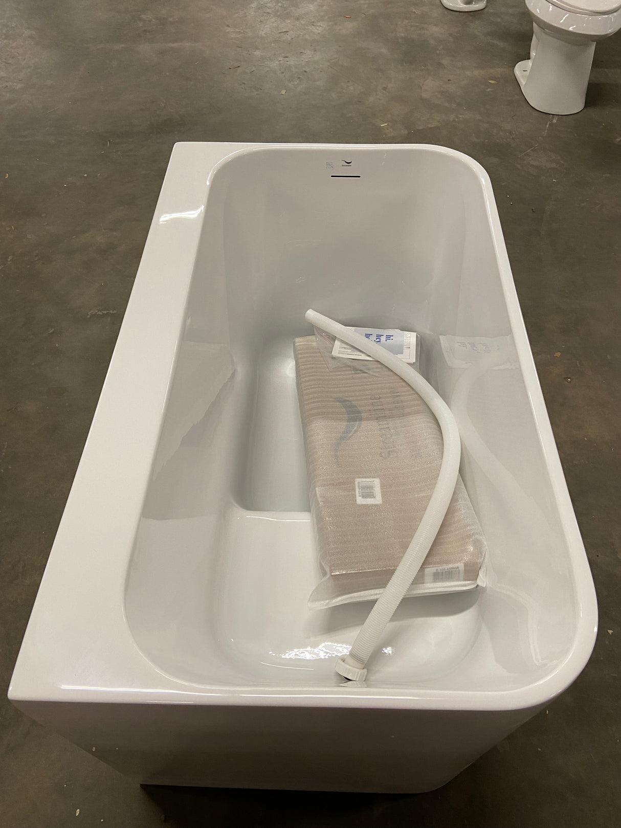 47 in. x 28 in. Acrylic Freestanding Soaking Bathtub in Glossy White with Polished Chrome Drain, Bamboo Tray