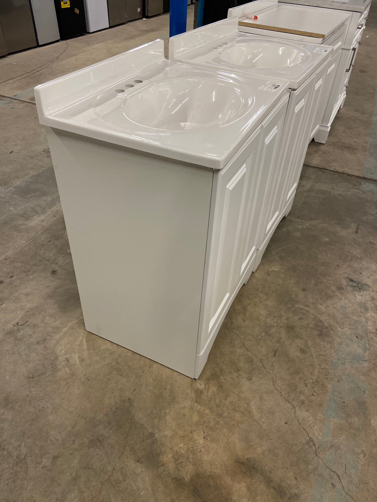 Everdean 25 in. W x 19 in. D x 34 in. H Single Sink Freestanding Bath Vanity in White with White Cultured Marble Top