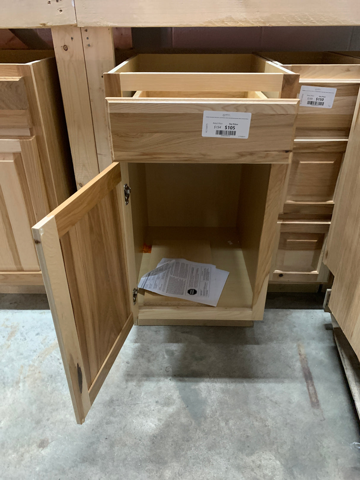 Hampton Assembled 18x34.5x24 in. Base Kitchen Cabinet with Ball-Bearing Drawer Glides in Natural Hickory
