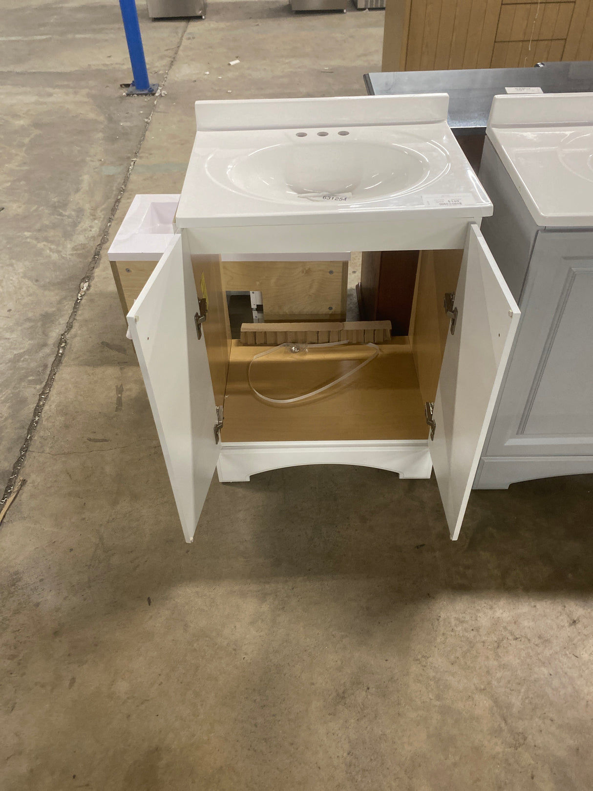 Everdean 25 in. W x 19 in. D x 34 in. H Single Sink Freestanding Bath Vanity in White with White Cultured Marble Top
