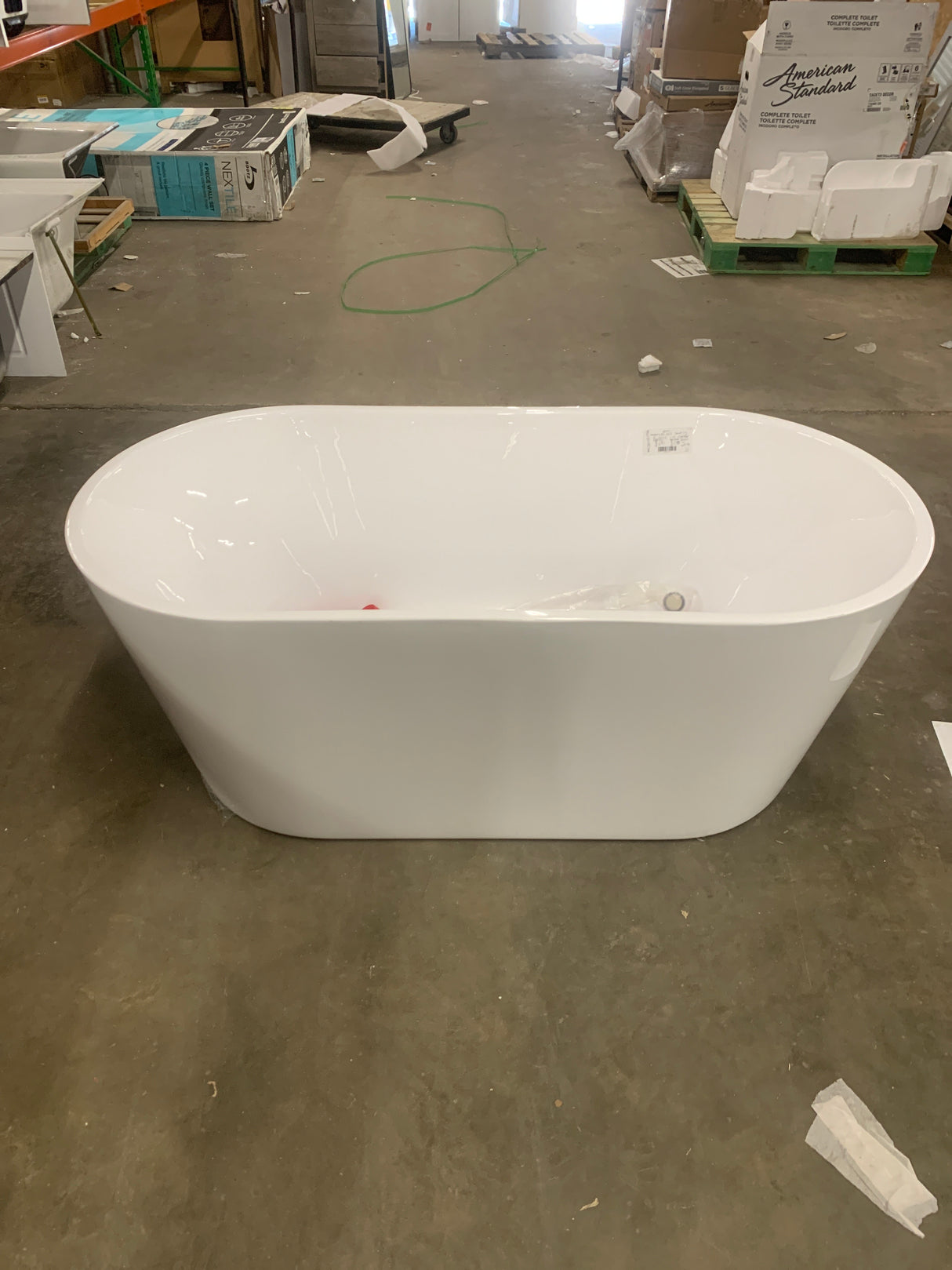 Bordeaux 59 in. x 29.5 in. Soaking Bathtub with Center Drain in White/Polished Chrome