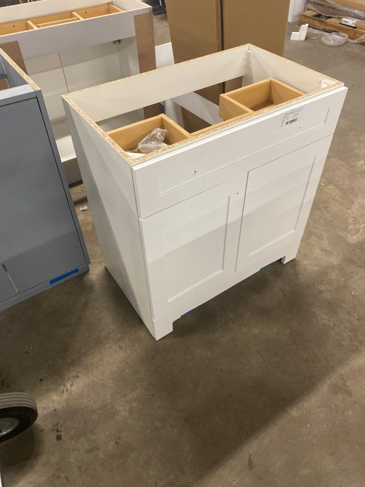 Everdean 31 in. W x 19 in. D x 34 in. H Single Sink Freestanding Bath Vanity in White with White Cultured Marble Top