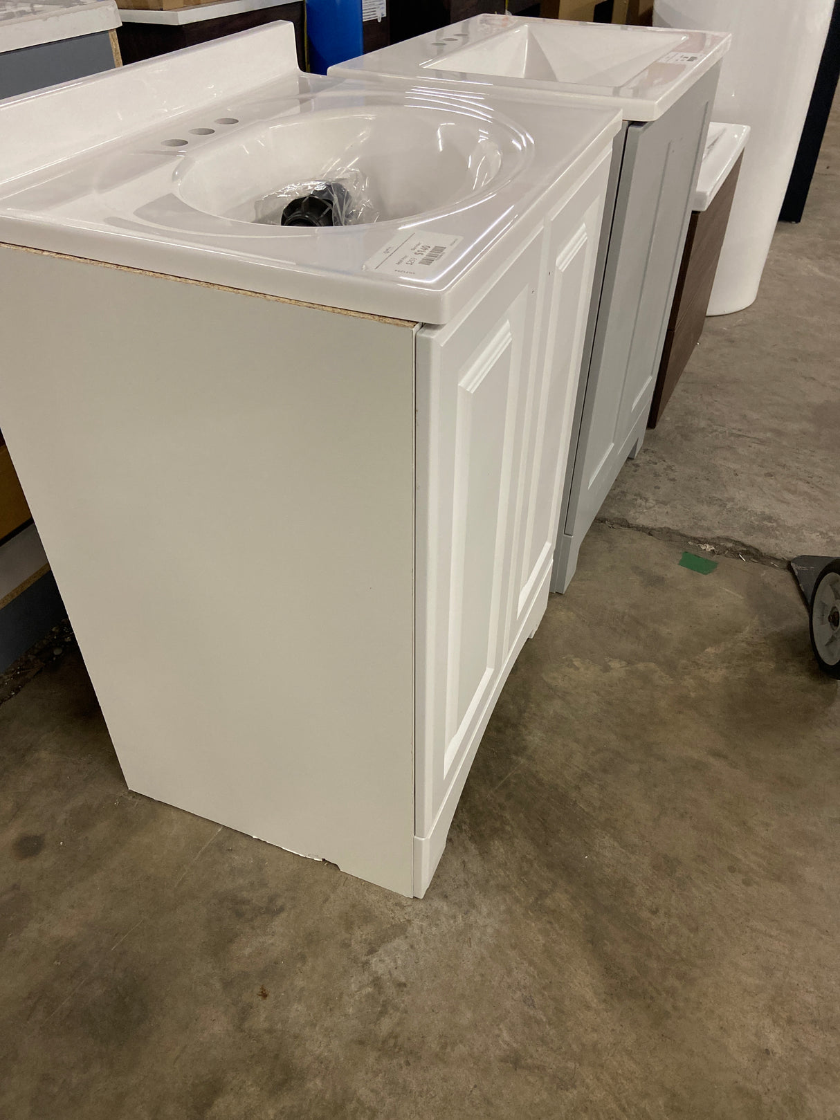 Everdean 25 in. W x 19 in. D x 34 in. H Single Sink Freestanding Bath Vanity in White with White Cultured Marble Top