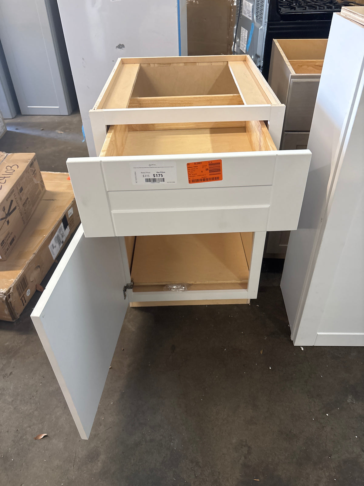 Arlington Vesper White Plywood Shaker Stock Assembled Base Kitchen Cabinet Soft Close 21 in. W x 24 in. D x 34.5 in. H