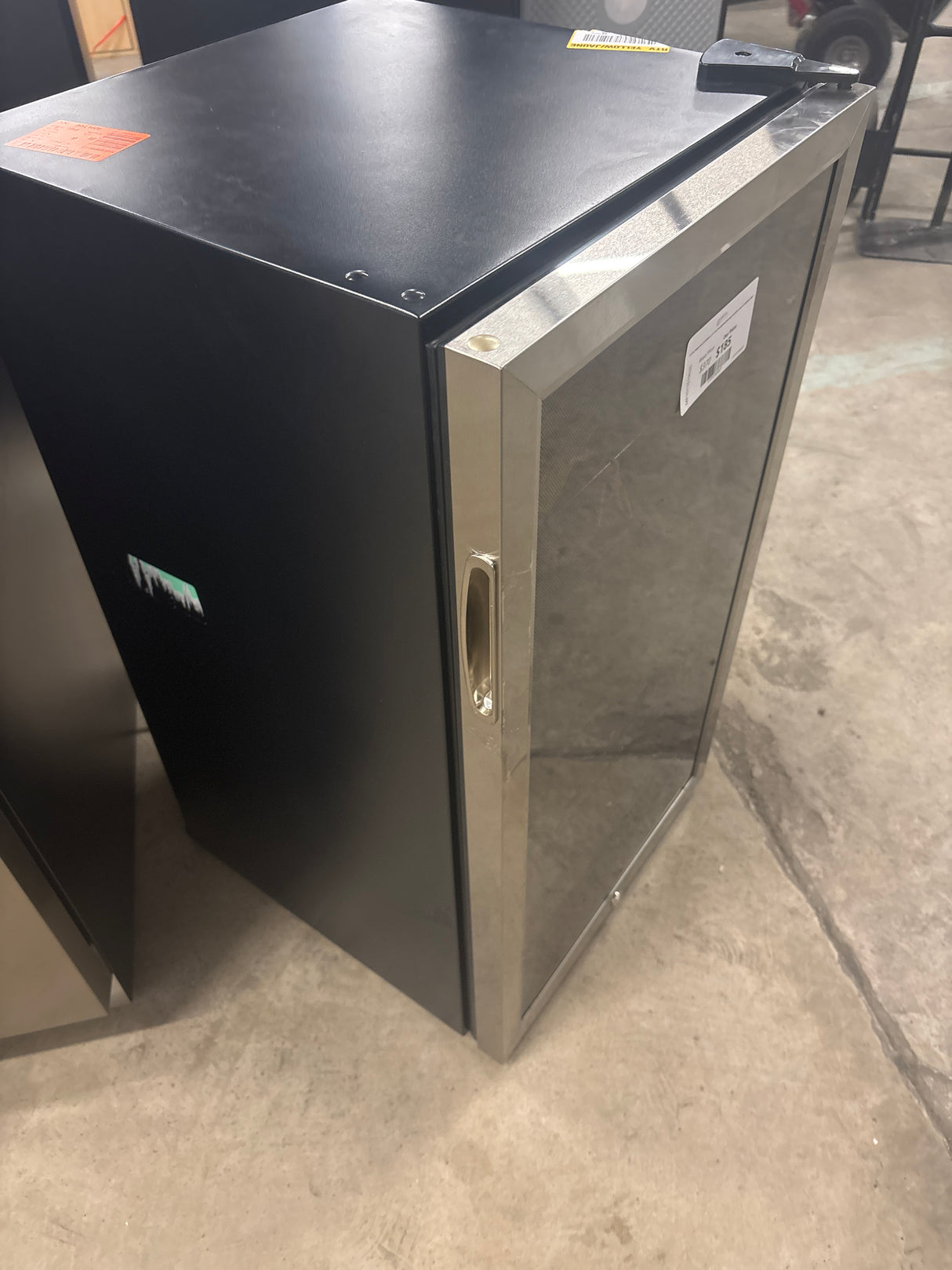 17.5 in. Single zone 24-Bottle or 117-Can Freestanding Beverage and Wine Cooler in Stainless Steel