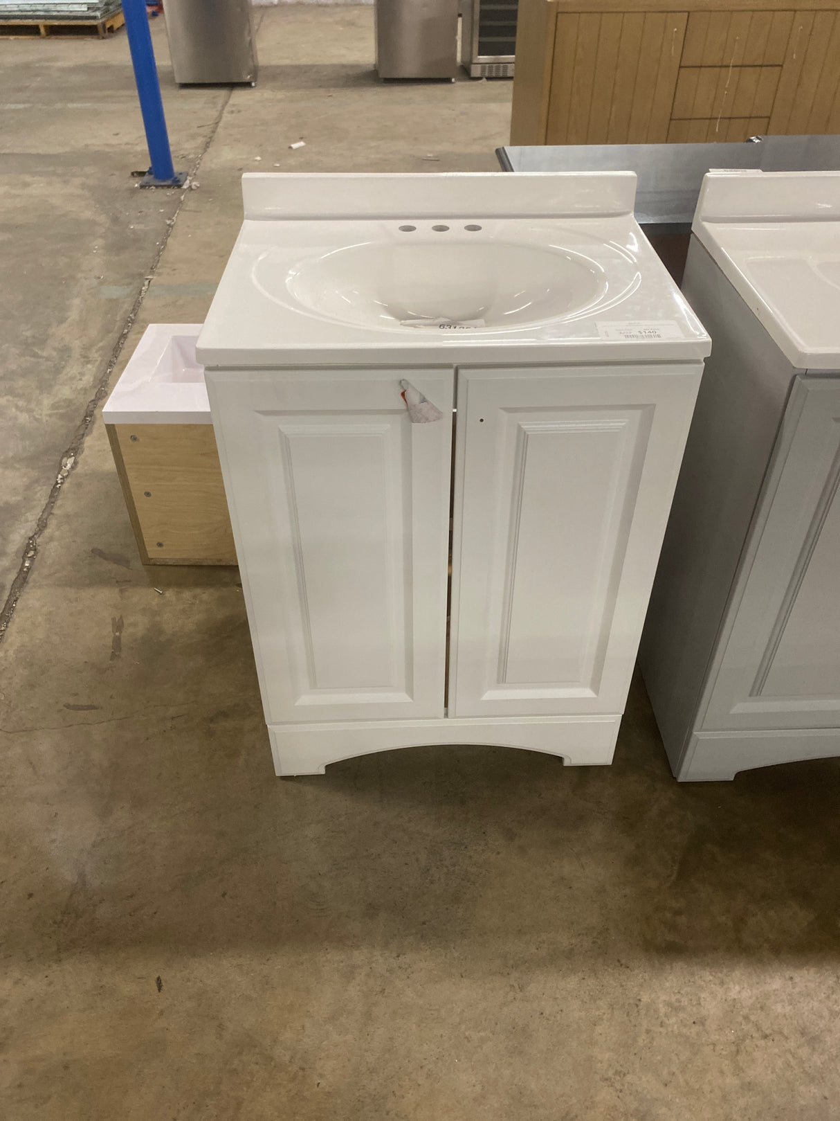 Everdean 25 in. W x 19 in. D x 34 in. H Single Sink Freestanding Bath Vanity in White with White Cultured Marble Top