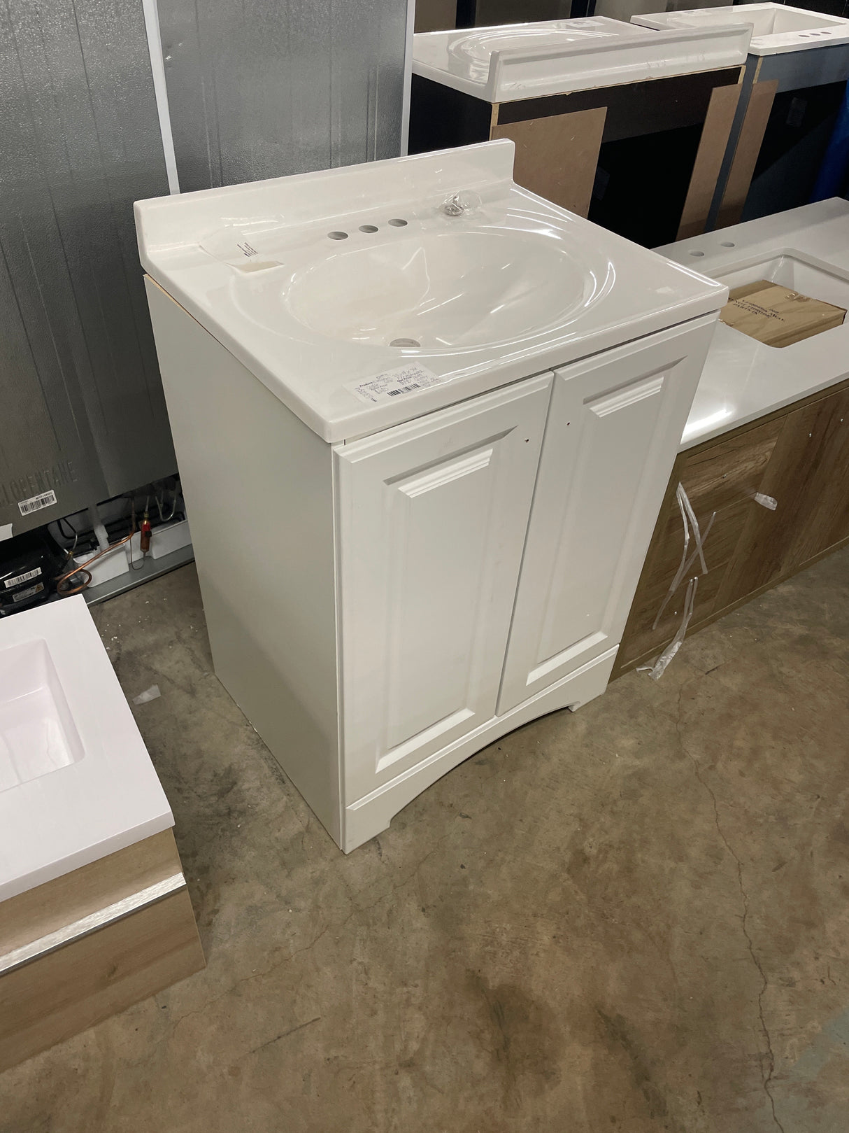 Everdean 25 in. W x 19 in. D x 34 in. H Single Sink Freestanding Bath Vanity in White with White Cultured Marble Top