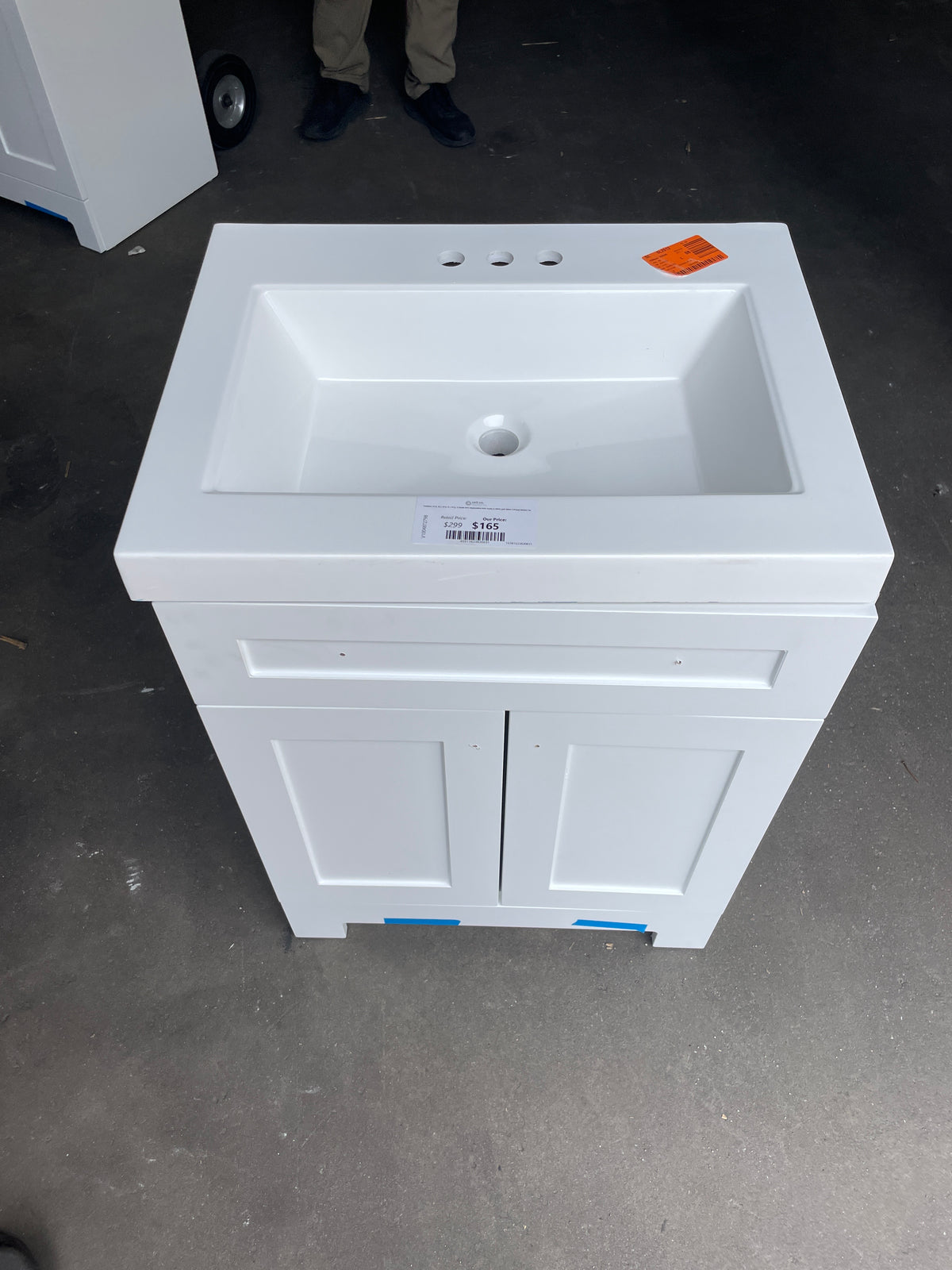 Everdean 25 in. W x 19 in. D x 34 in. H Single Sink Freestanding Bath Vanity in White with White Cultured Marble Top