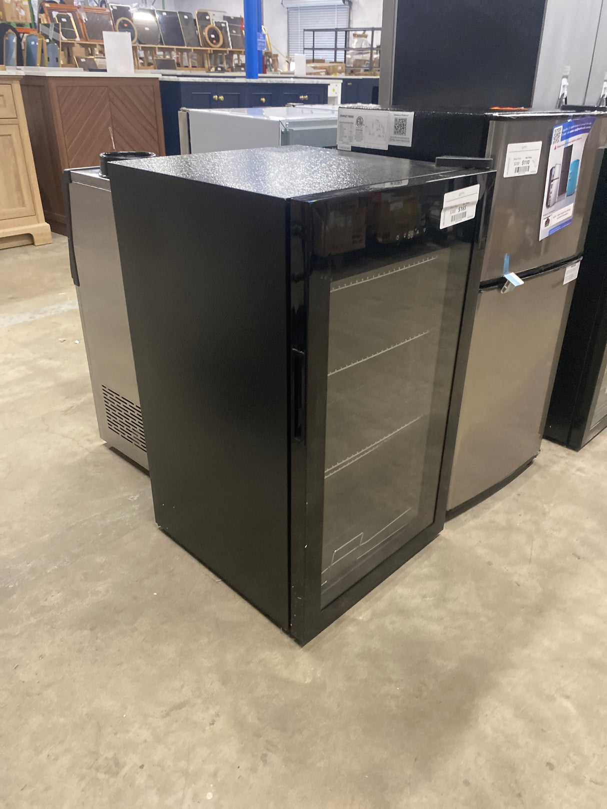 17.5 in. 130 Plus Cans Beverage Cooler Single Zone Adjustable Interior Space Portable Beverage Refrigerator in Black