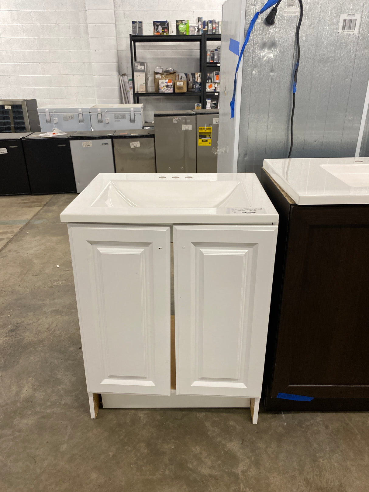 Everdean 25 in. W x 19 in. D x 34 in. H Single Sink Freestanding Bath Vanity in White with White Cultured Marble Top