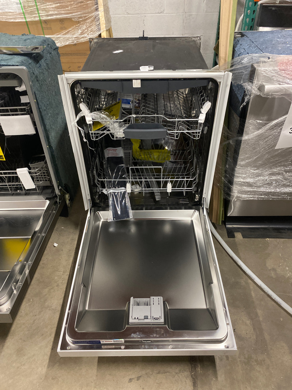 Bosch 300 Series Front Control Recessed Handle Dishwasher