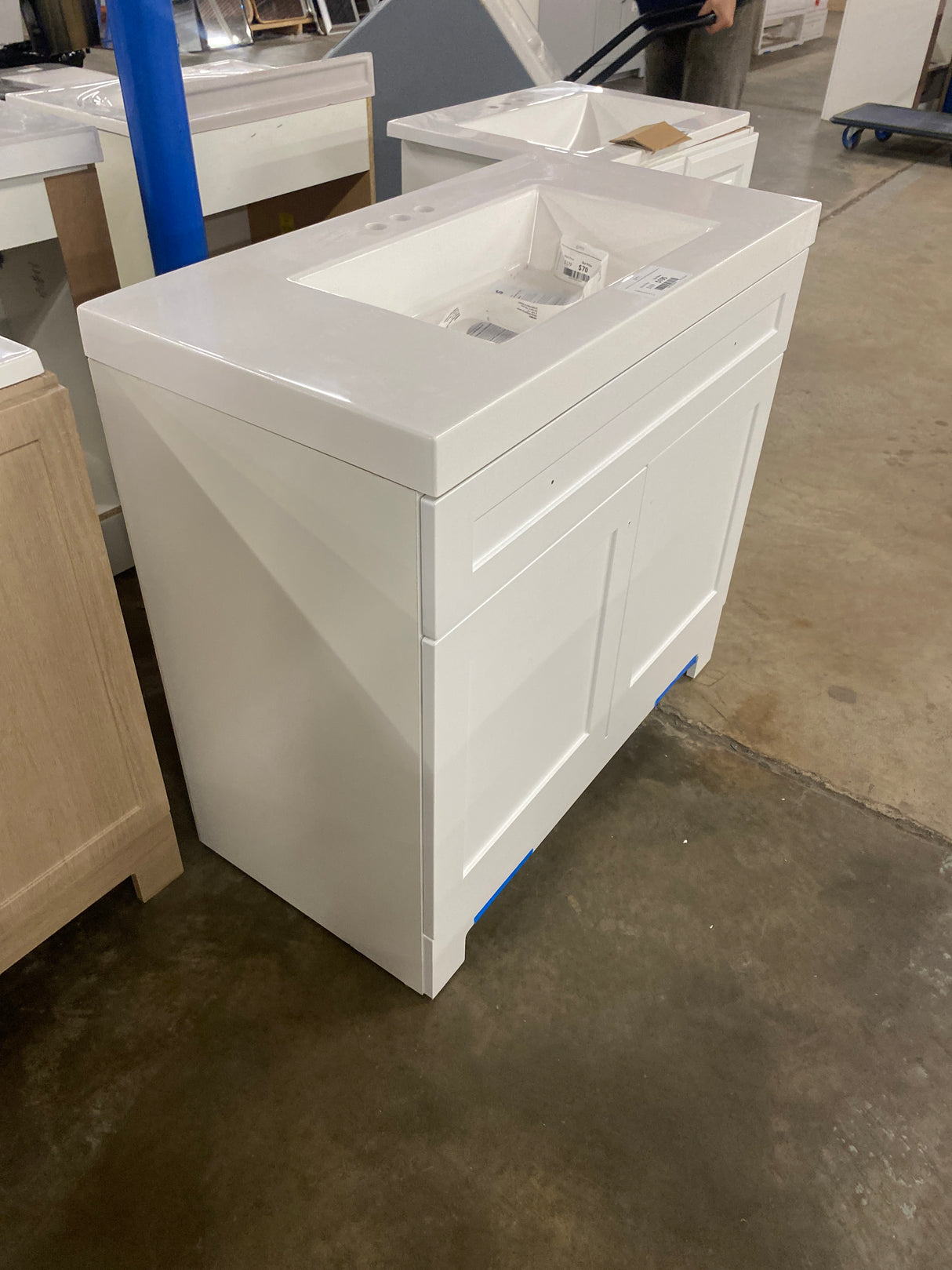 Everdean 37 in. W x 19 in. D x 34 in. H Single Sink Freestanding Bath Vanity in White with White Cultured Marble Top