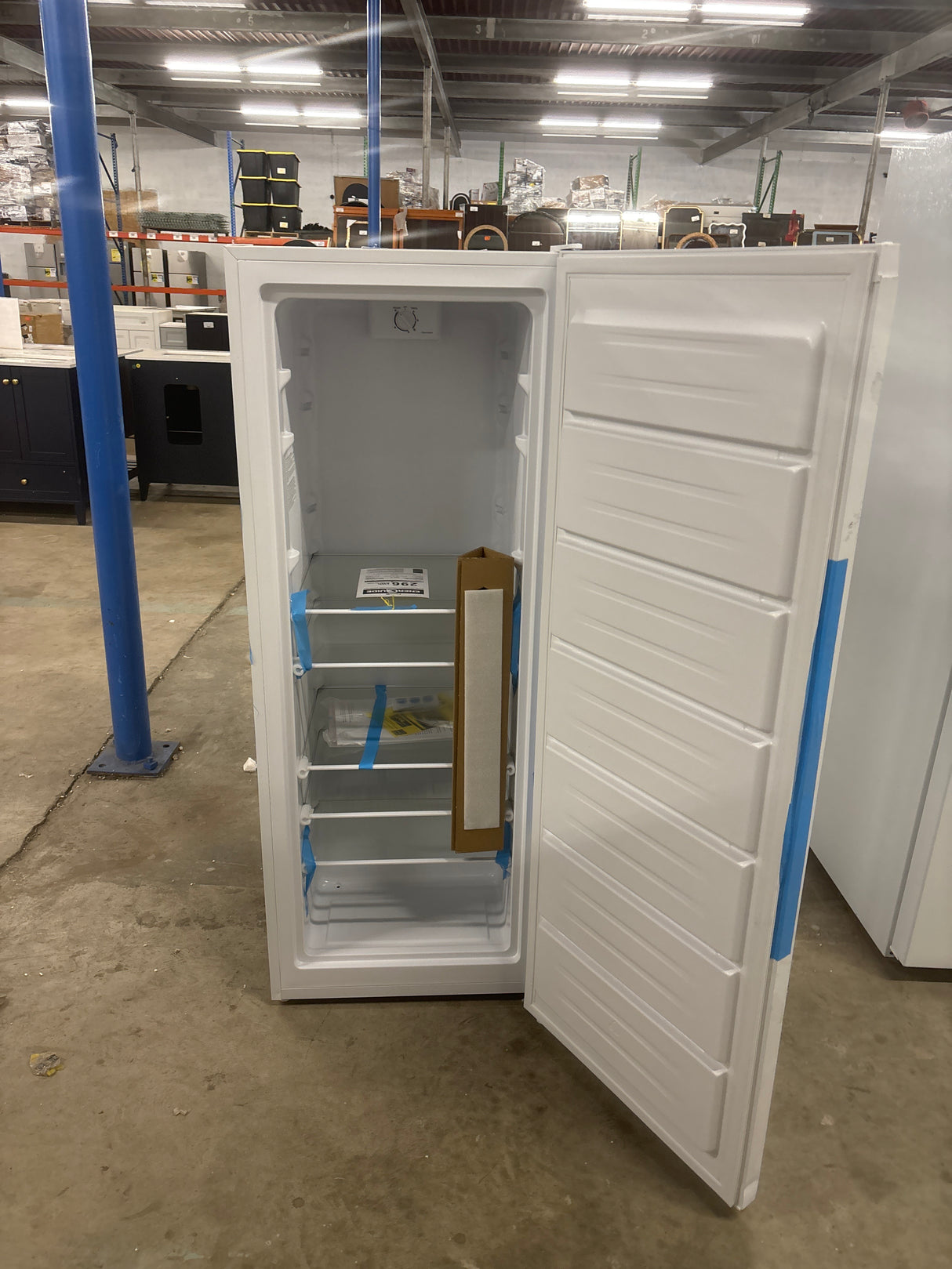 21.65 in. 7 cu. ft. Convertible Freezer, Manual Defrost Upright Freezer With Reversible Door Garage Ready in White