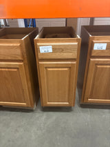 Hampton Assembled 15x34.5x24 in. Base Kitchen Cabinet with Ball-Bearing Drawer Glides in Medium Oak