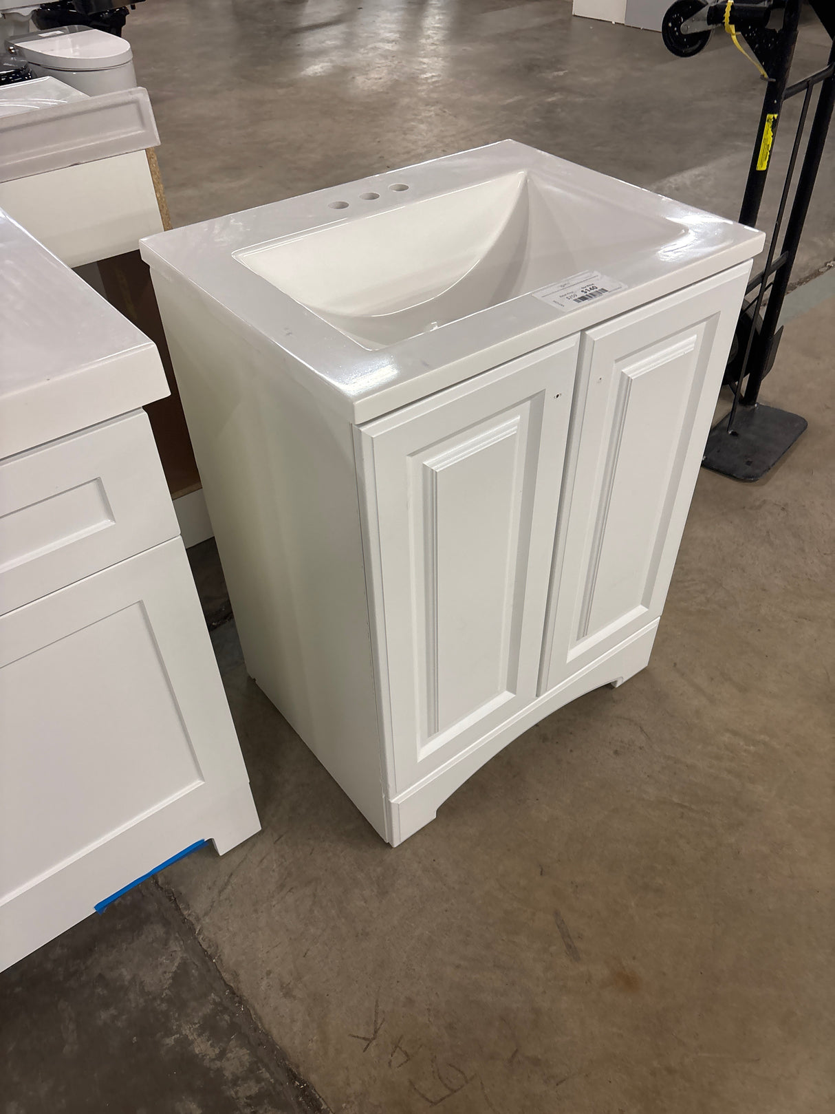 Everdean 25 in. W x 19 in. D x 34 in. H Single Sink Freestanding Bath Vanity in White with White Cultured Marble Top