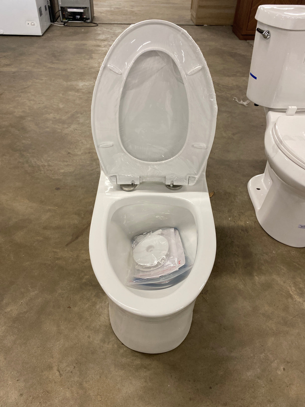 1-piece 0.8/1.28 GPF Dual Flush Elongated Toilet in White Seat Included