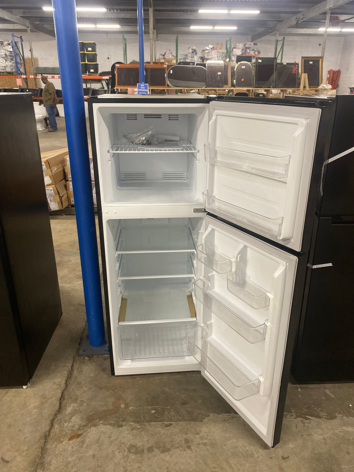 10.1 cu. ft. Top Freezer Refrigerator in Black