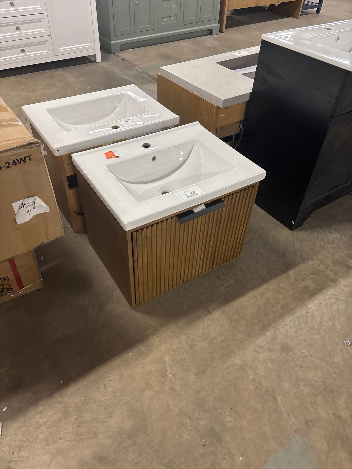 San Diego 24.4 in W x 18.7 in D x 34.50 H Bath Vanity in Weathered Fir with Ceramic White Vanity Top with White Basin
