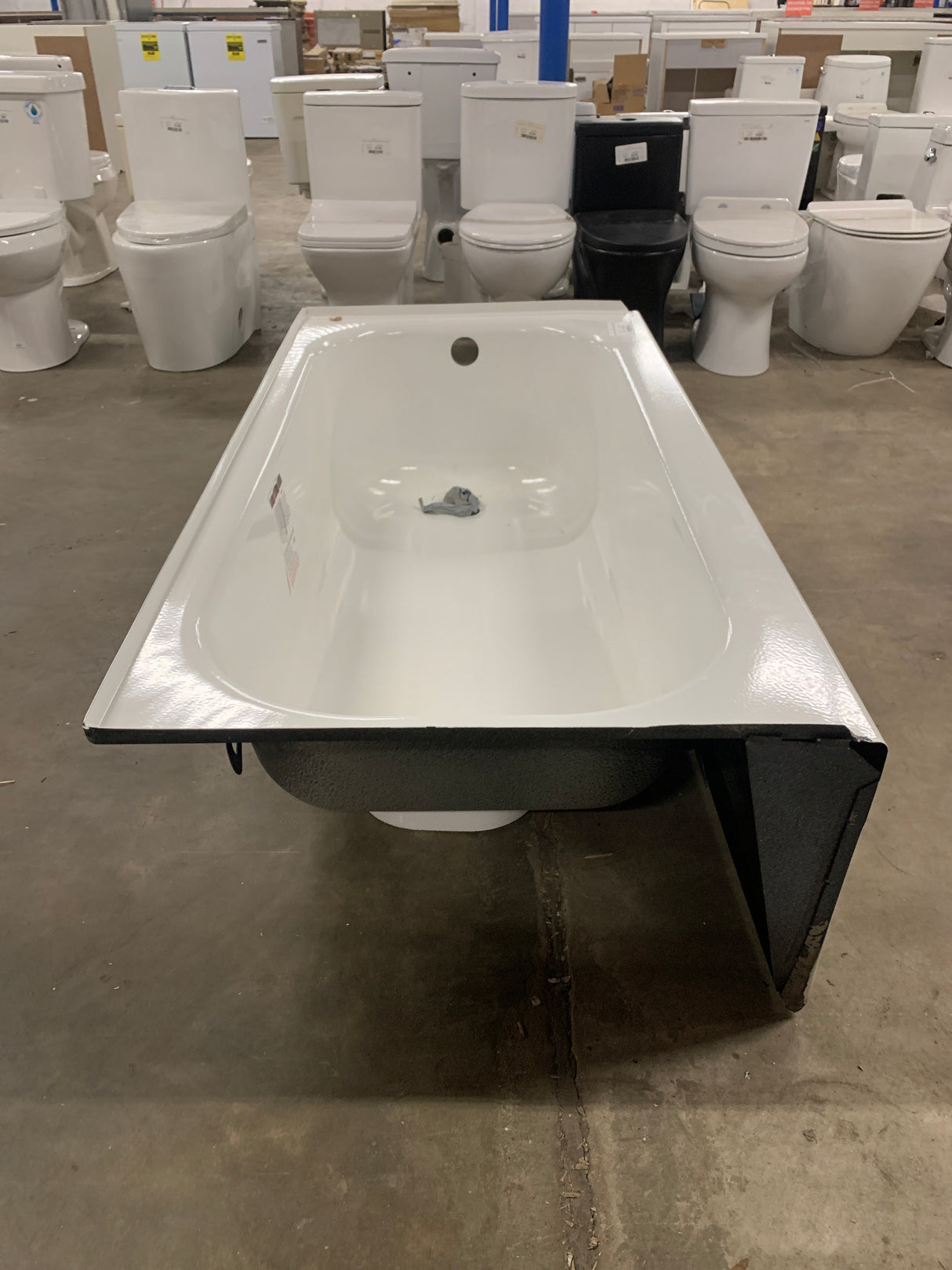 Maui 60 in. x 30 in. Soaking Bathtub with Right Drain in White